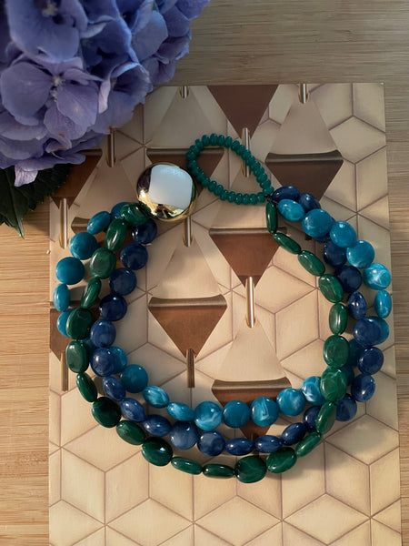 Collana in resina e bottone gioiello