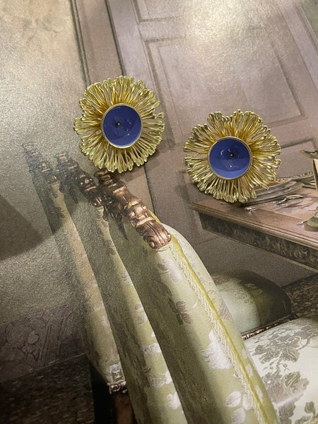 Orecchini a lobo crisantemo e smalto pervinca