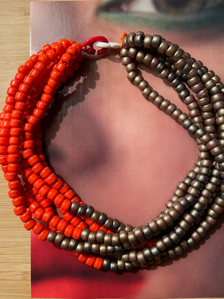 Collana bicolore in resina