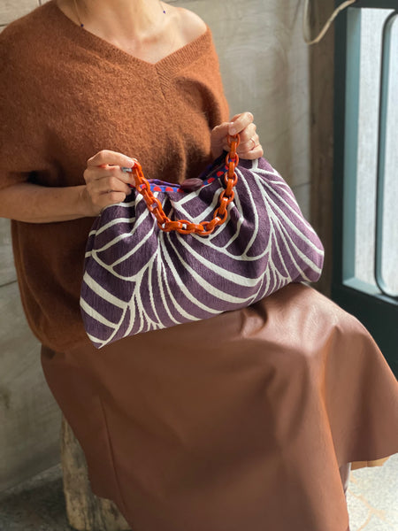 Borsa grande in velluto a onde color prugna e manico arancio