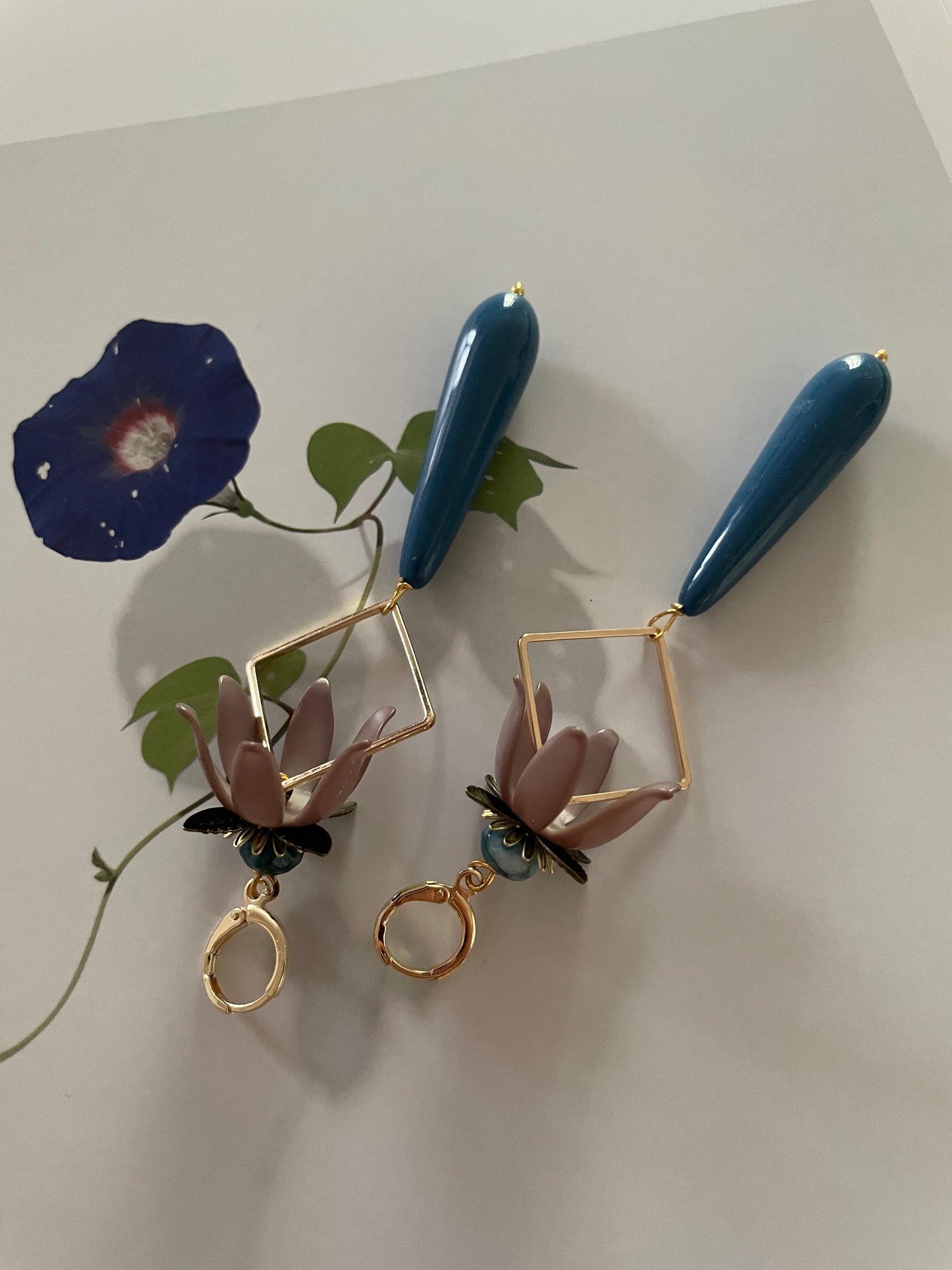 Orecchini con fiori, goccia e motivo geometrico