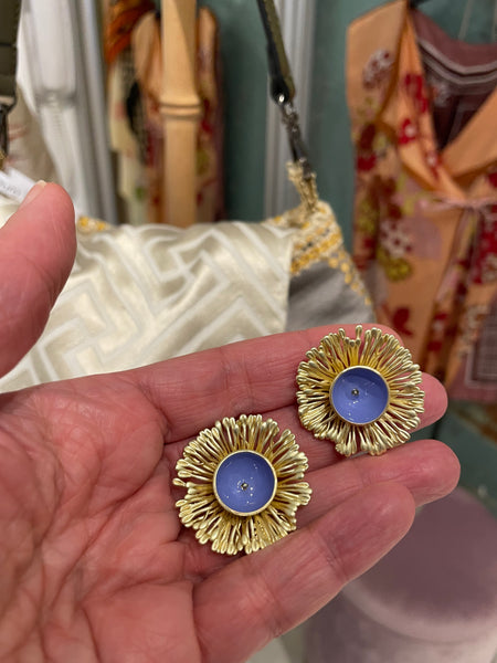 Orecchini a lobo crisantemo e smalto pervinca