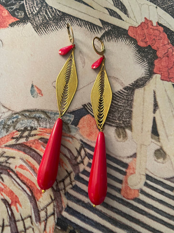 Orecchini affusolati con goccia e smalto