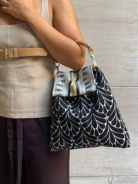 Borsa verticale in velluto bianco e nero con patella ricamata
