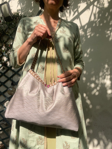 Borsa grande in tessuto grigio argento