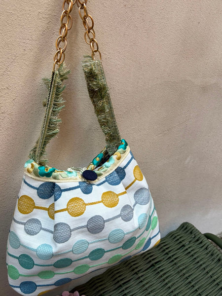 Borsa media in tessuto a sfondo bianco e bolli colorati e ricamati