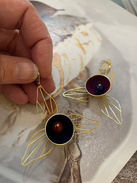 Gemelli diversi fiore etereo e smalto concavo