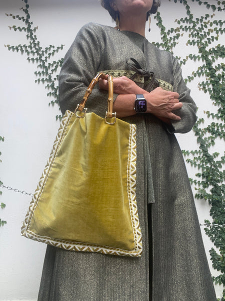 Borsa “contromano” velluto giallo acido e damascato malva