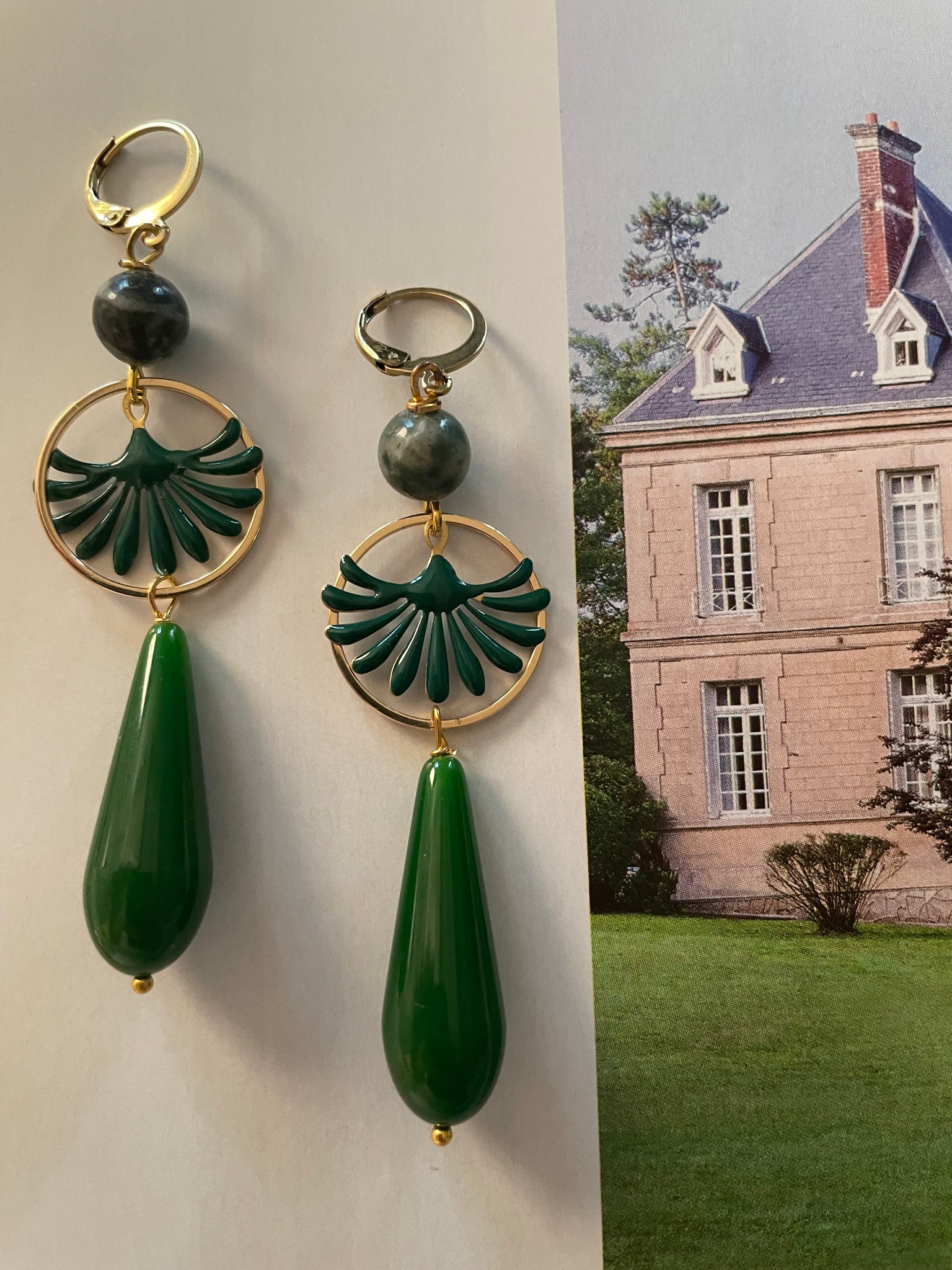 Orecchini goccia lunga resina, cerchio e fontanella