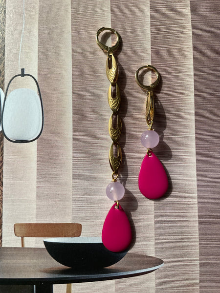 Gemelli diversi con catenina araba e goccia piatta in smalto fuxia