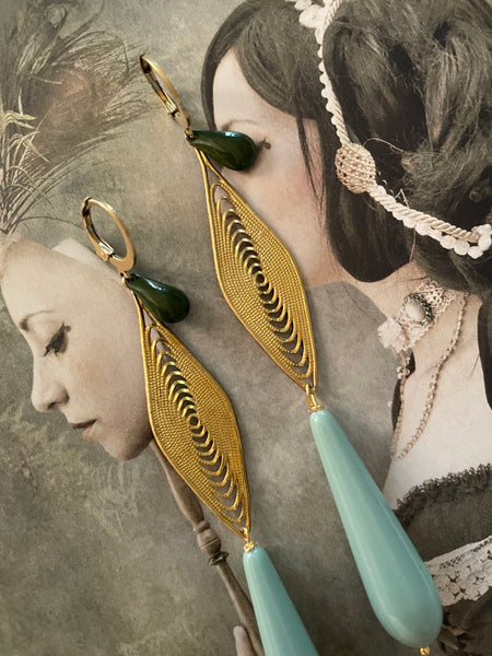 Orecchini affusolati con goccia e smalto