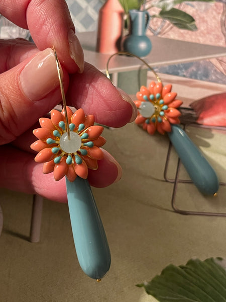 Orecchini fiore tridimensionale color salmone con goccia celeste