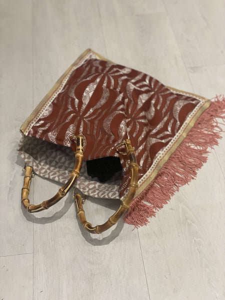 Borsa “contromano” rosa e mattone con frange rosa antico