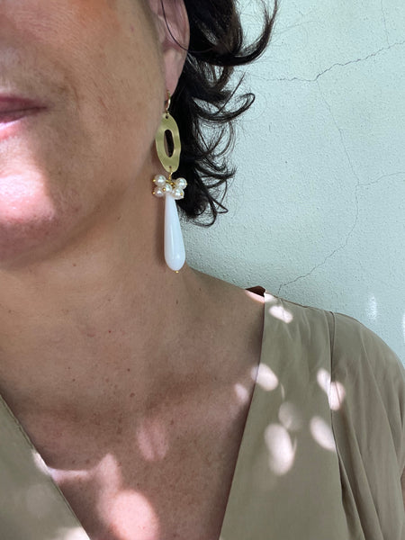 Orecchini ovale, perle e goccia bianca
