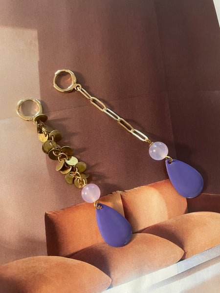 Gemelli diversi con gocce in smalto viola