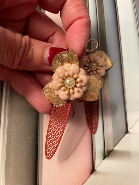 Orecchini ali lunghe rosse e fiori rosa