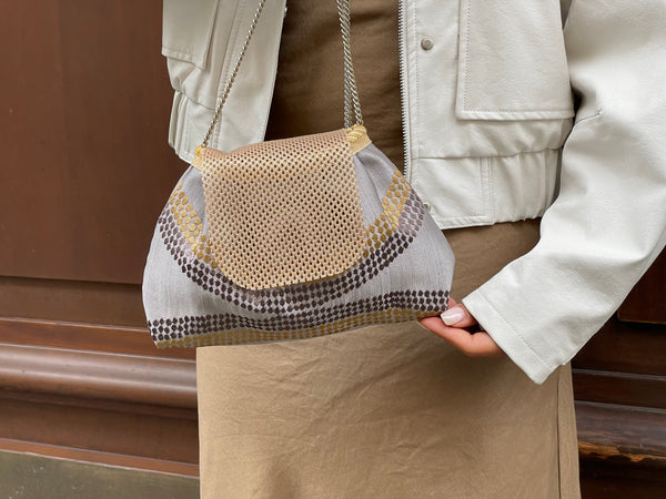 Borsa piccola in tessuto tortora con patella