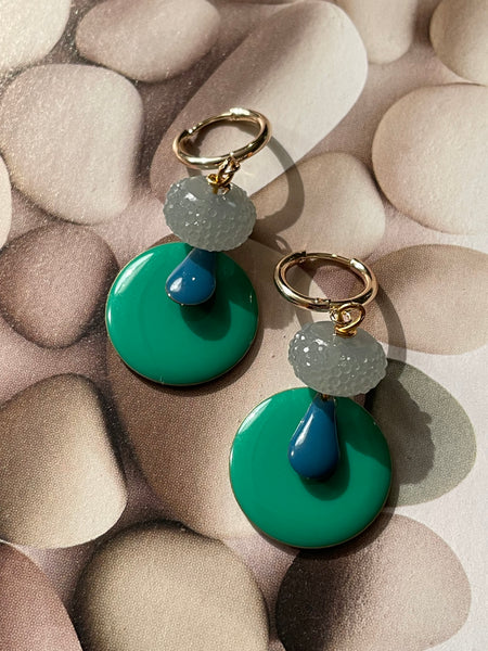 Orecchini piccoli con doppio smalto e caramella