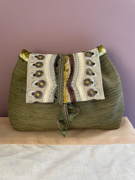 Pochette verde salvia con patella ricamata