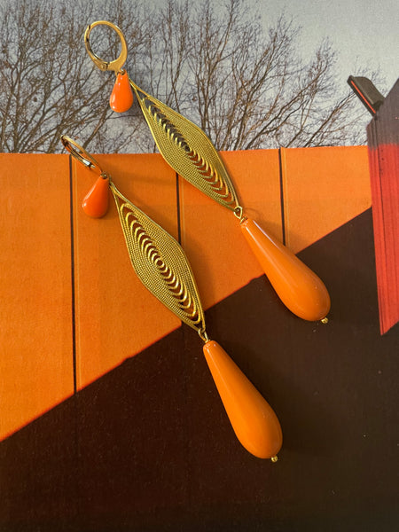 Orecchini affusolati con goccia e smalto