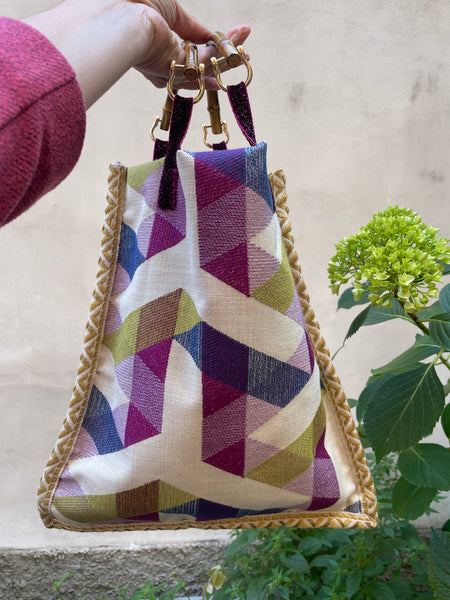 Borsa “contromano” beige e fantasia geometrica