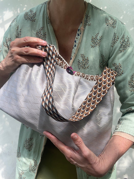 Borsa grande in tessuto grigio argento
