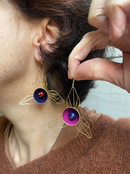 Gemelli diversi fiore etereo e smalto concavo