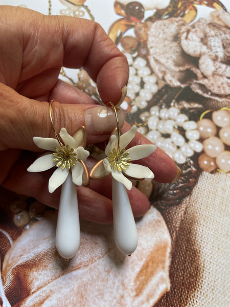 Orecchini fiore total white