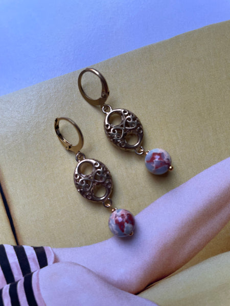 Orecchini con motivo traforato a otto