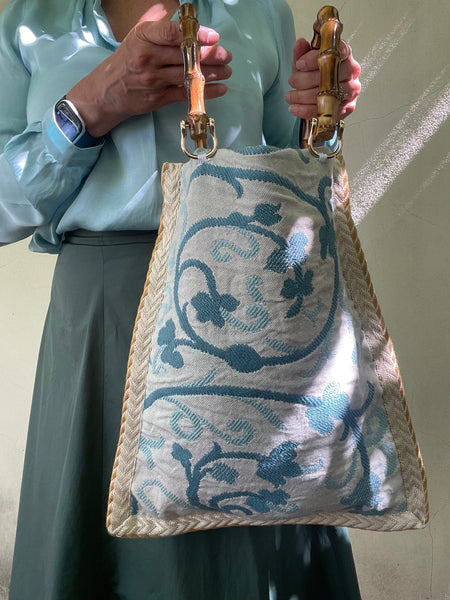 Borsa “contromano” velluto ocra e fiorato azzurro