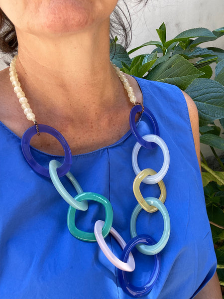 Collana di resina ad anelli grandi colorati