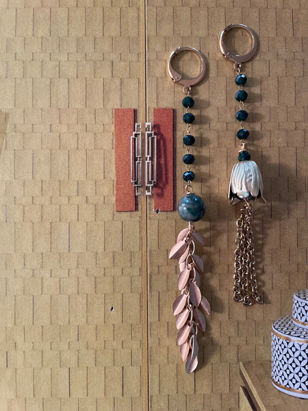 Gemelli diversi con rosario e fogliette