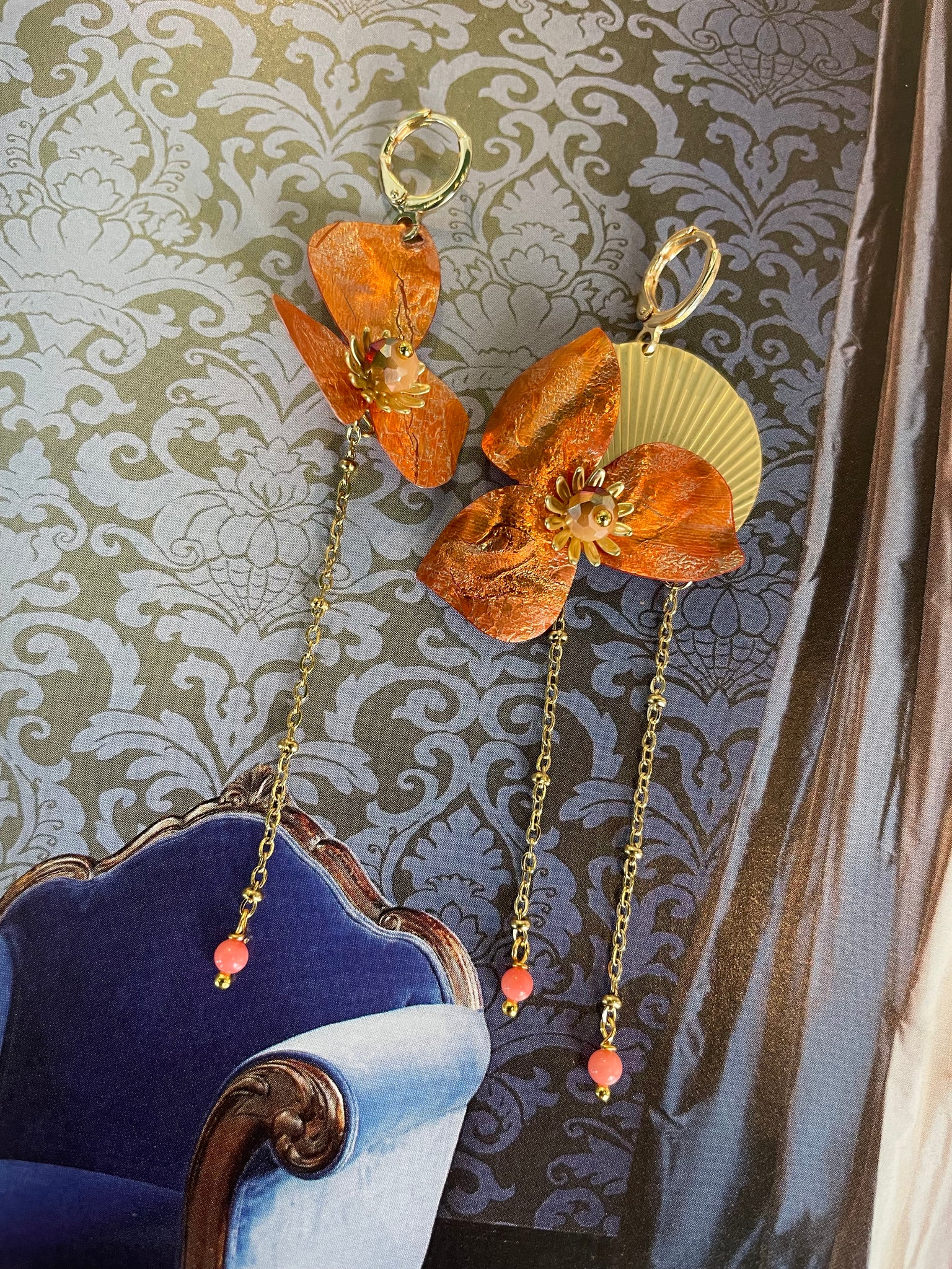 Gemelli diversi fiori piccoli in paillette arancio e mezzaluna plissettata