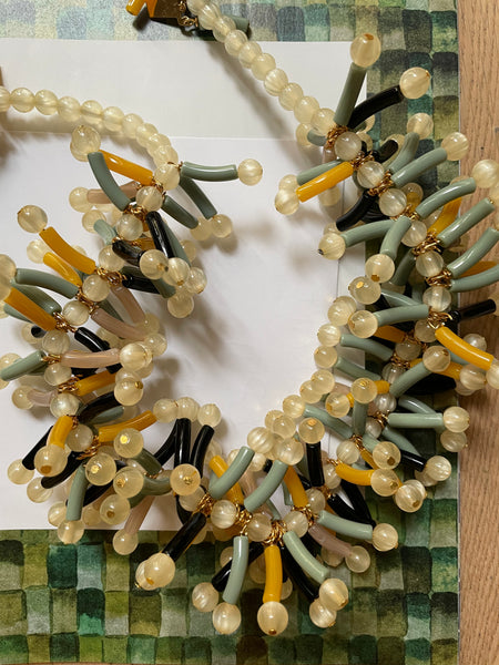 Collana con bacchette di resina colorate