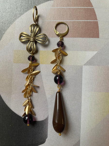 Gemelli diversi marroni con fiocco e foglioline