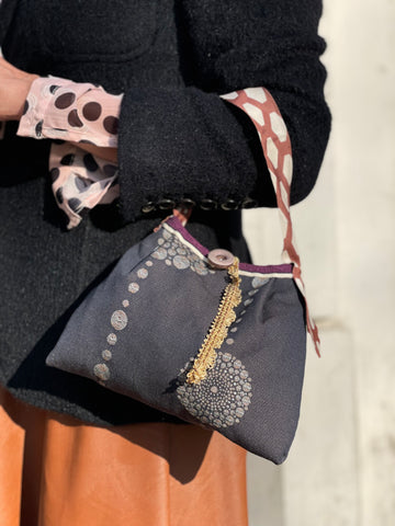 Borsa piccola in tessuto grigio-blu e manico a cravatta