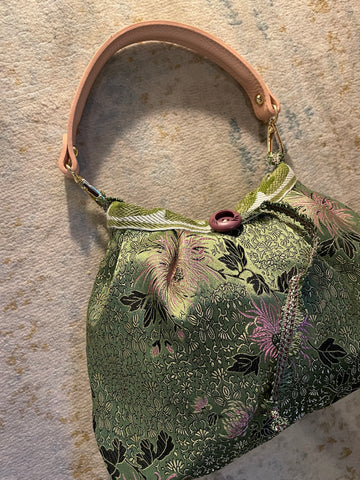 Borsa media in tessuto giapponese verde e crisantemi
