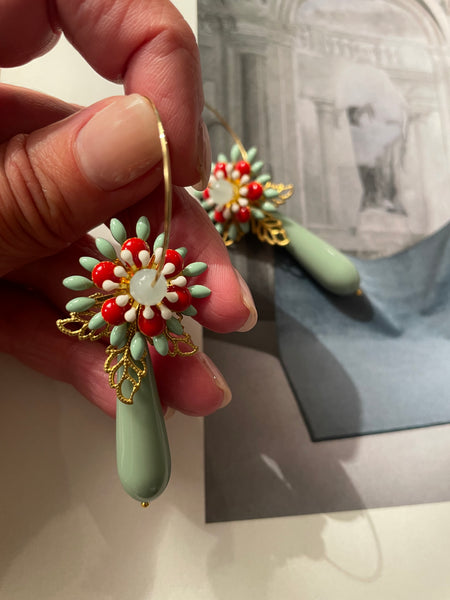 Orecchini fiore tridimensionale bianco, rosso e verde acqua