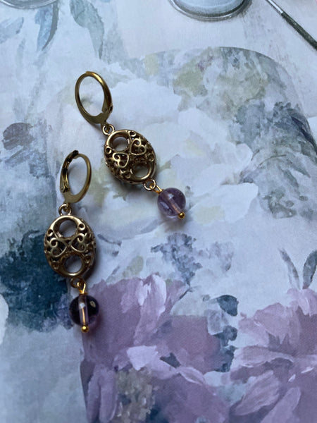 Orecchini con motivo traforato a otto