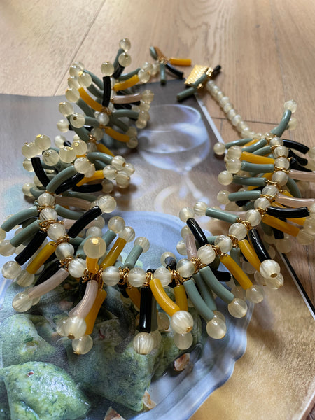 Collana con bacchette di resina colorate