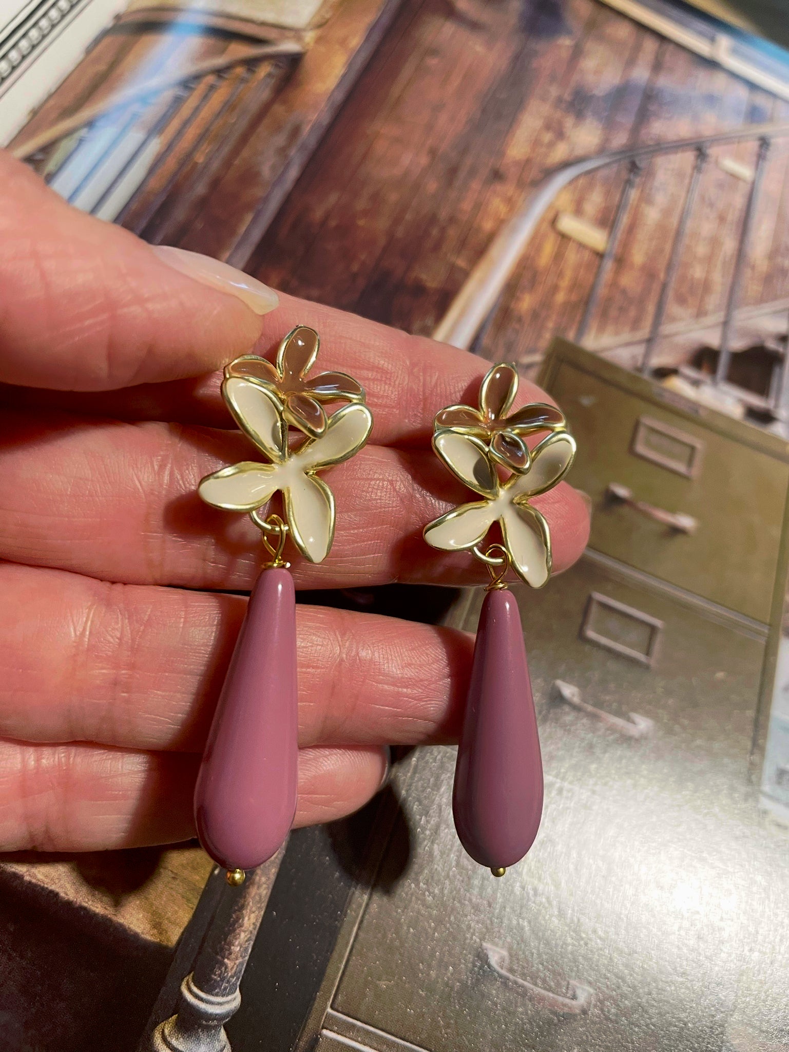 Orecchini doppio fiore smalto e goccia media