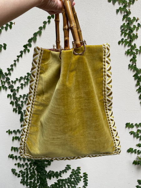 Borsa “contromano” velluto giallo acido e damascato malva