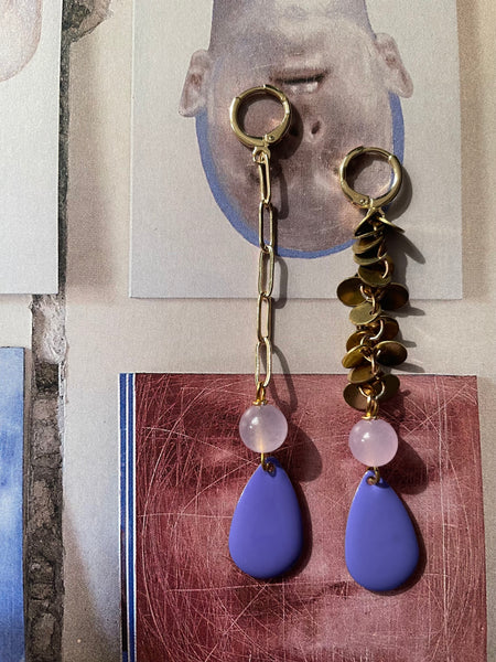 Gemelli diversi con gocce in smalto viola