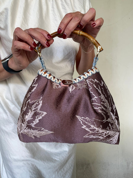 Borsa piccola in tessuto malva ricamato e manico avio (Copia)
