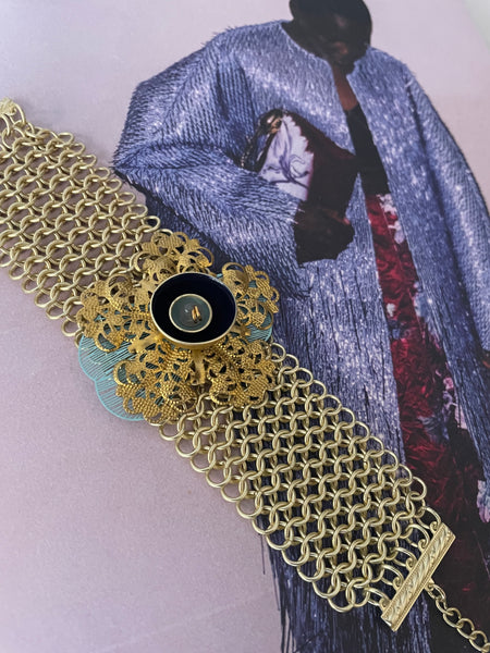 Bracciale a maglia dorato con fiore