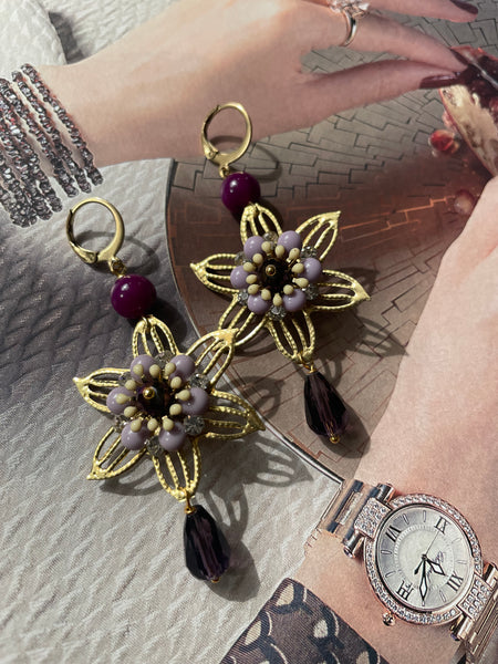 Orecchini fiore filigrana e fiore smaltato con goccia in vetro