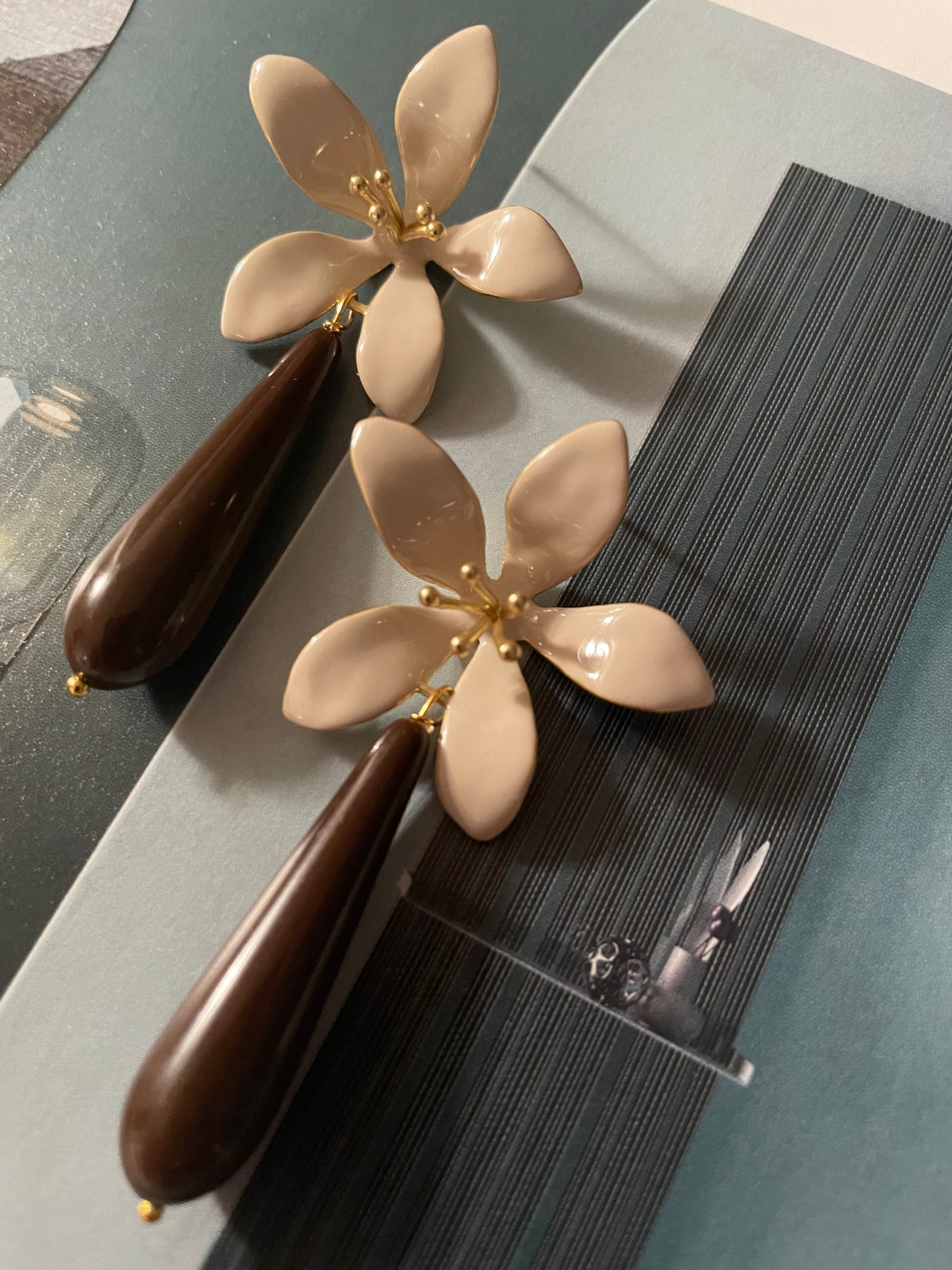 Orecchini grandi giglio avorio e goccia