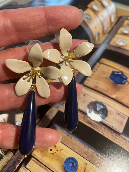 Orecchini grandi giglio avorio e goccia