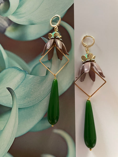 Orecchini con fiori, goccia e motivo geometrico