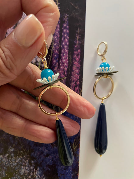 Orecchini con fiori, goccia e motivo geometrico